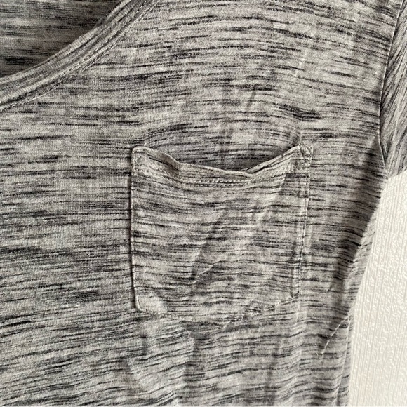 🦋4/$20 SALE - NWOT Forever 21 V Neck Tee with Pocket - Picture 2 of 4